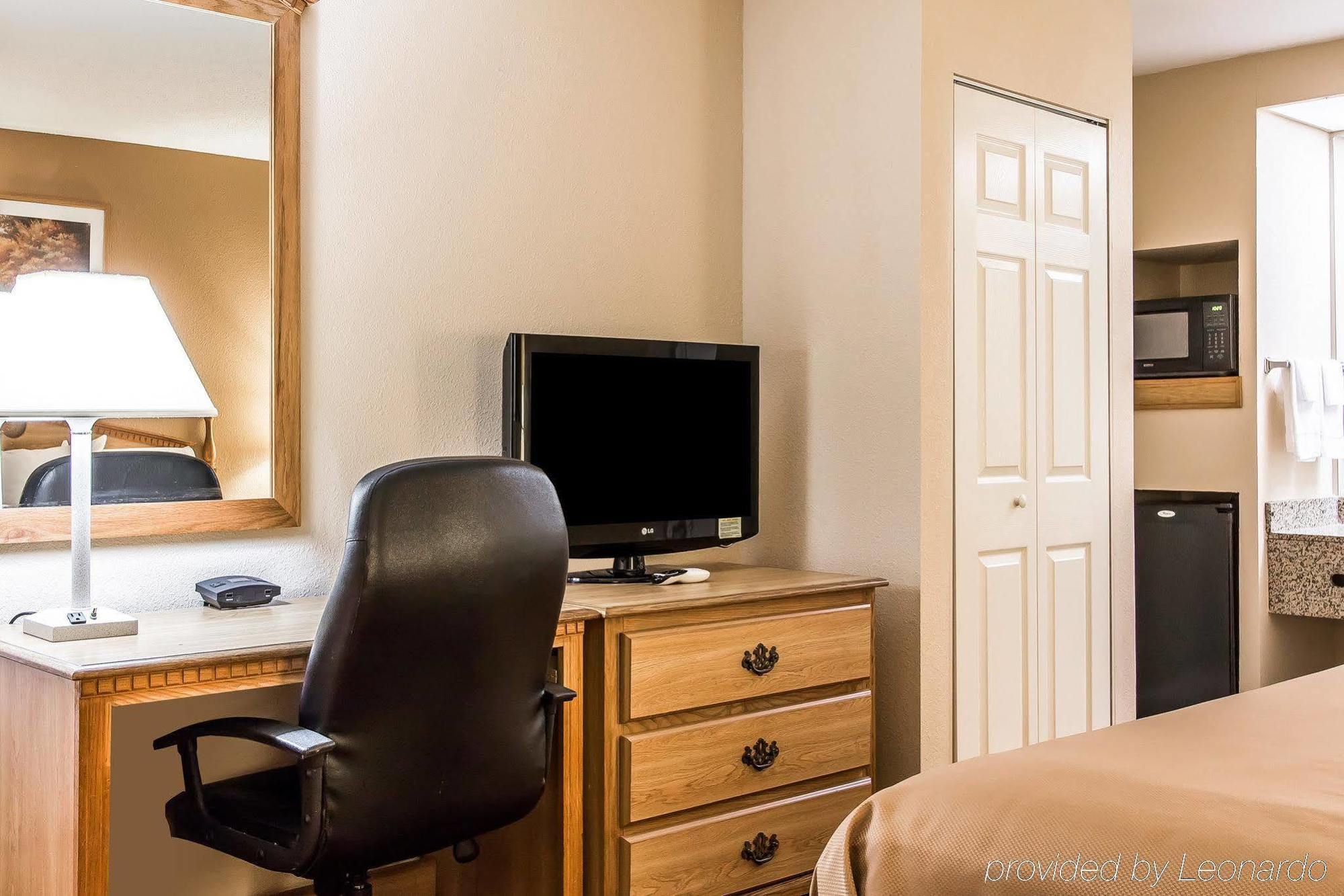 Econo Lodge Inn & Suites University Хантсвилл Экстерьер фото
