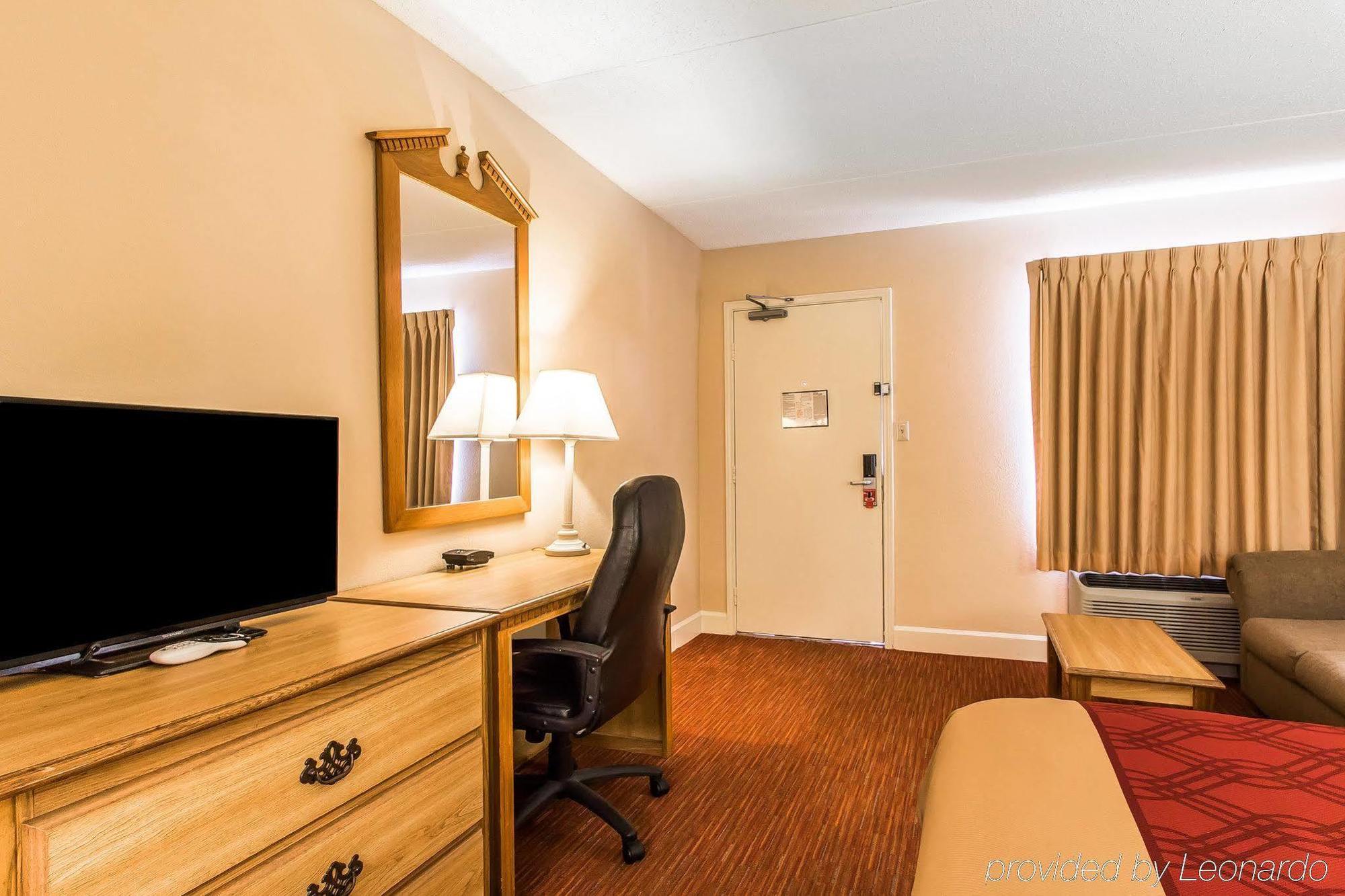 Econo Lodge Inn & Suites University Хантсвилл Экстерьер фото